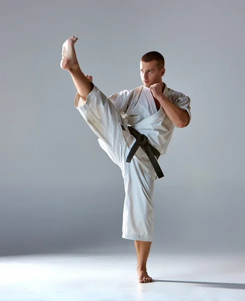 Homem de kimono branco treinamento de karatê — Fotografia de Stock