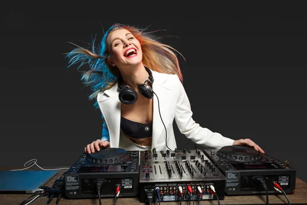 Hermosa chica rubia DJ en las cubiertas - la fiesta , —  Fotos de Stock