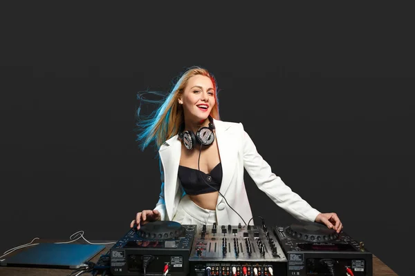 Hermosa chica rubia DJ en las cubiertas - la fiesta , — Foto de Stock