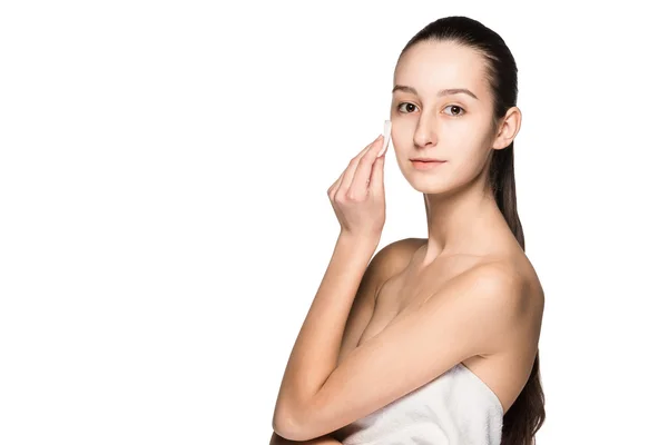 Huid zorg vrouw gezicht met doekje wattenschijfje verwijderen — Stockfoto