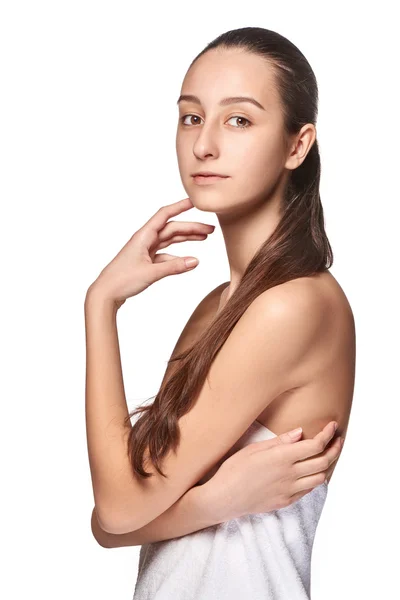 Potret gadis cantik membelai wajahnya dengan kulit yang sehat — Stok Foto