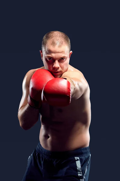 Boxeador jovem boxe — Fotografia de Stock