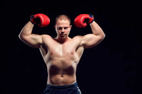 Мускулистый человек - молодой кавказский боксер — стоковое фото