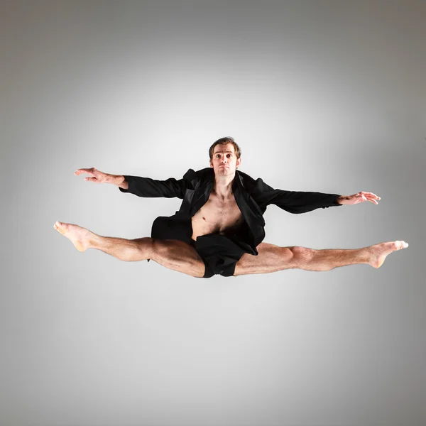 La joven y atractiva bailarina de ballet moderna saltando sobre fondo blanco — Foto de Stock