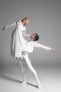 iki genç bale dansçıları pratik. beyaz çekici dans performans 