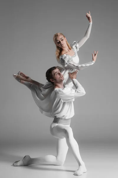 Двоє молодих танцюристів балету практикують. привабливі виконавці танців в білому — стокове фото