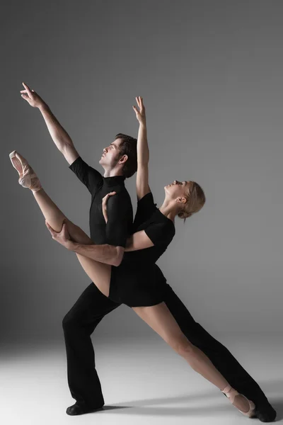 Dois jovens bailarinos modernos em fundo estúdio cinza — Fotografia de Stock