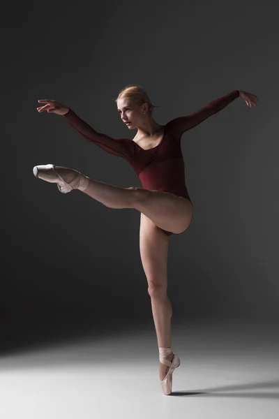 Giovane bella ballerina in stile moderno in posa su uno sfondo di studio — Foto Stock
