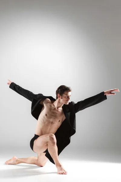 Beyaz arka plan üzerinde genç çekici modern bale dansçısı — Stok fotoğraf