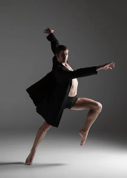 La joven atractiva bailarina de ballet moderna sobre fondo blanco — Foto de Stock