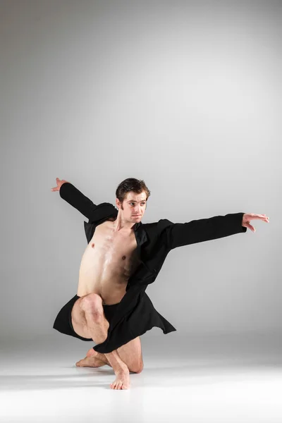 흰색 바탕에 젊은 매력적인 현대 발레 댄서 — 스톡 사진