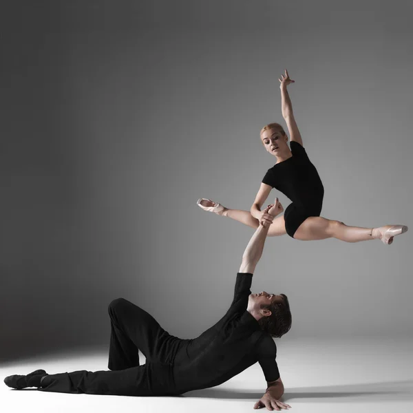 Dos jóvenes bailarines de ballet moderno sobre fondo gris estudio — Foto de Stock