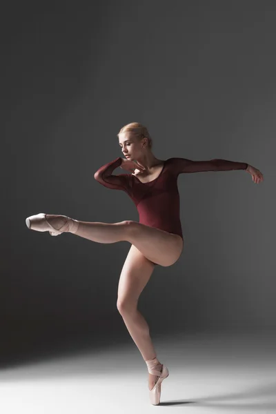 Joven hermosa bailarina de estilo moderno posando en un fondo de estudio — Foto de Stock