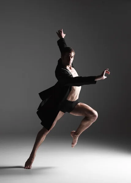 La joven atractiva bailarina de ballet moderna sobre fondo blanco — Foto de Stock