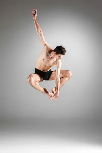 Молода приваблива сучасна балерина стрибає на білому тлі — стокове фото