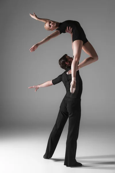 Dos jóvenes bailarines de ballet moderno sobre fondo gris estudio — Foto de Stock