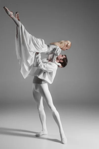 Два молодых артиста балета репетируют. привлекательные танцевальные исполнители в белом — стоковое фото