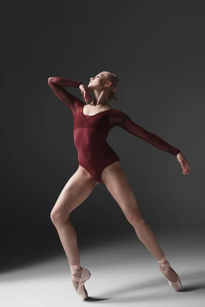 Jeune belle danseuse de style moderne posant sur un fond de studio — Photo