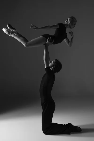 Két fiatal modern balett-táncosok, a szürke stúdió háttere — Stock Fotó