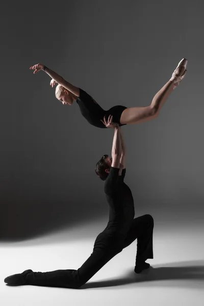 Two young modern ballet dancers on gray studio background — Stock Photo, Image