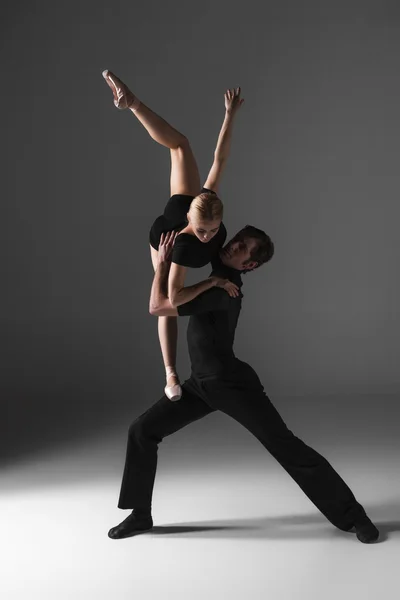 Dos jóvenes bailarines de ballet moderno sobre fondo gris estudio — Foto de Stock
