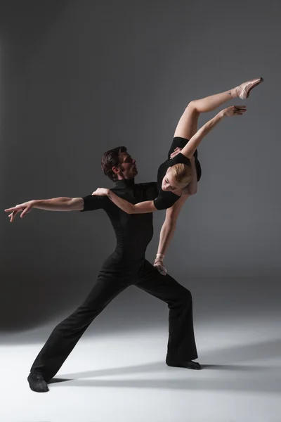 Dois jovens bailarinos modernos em fundo estúdio cinza — Fotografia de Stock