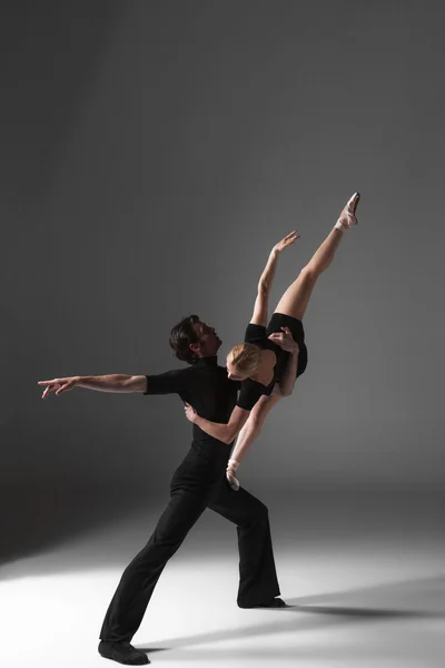 Dos jóvenes bailarines de ballet moderno sobre fondo gris estudio — Foto de Stock