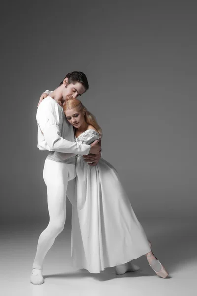 Двоє молодих танцюристів балету практикують. привабливі виконавці танців в білому — стокове фото