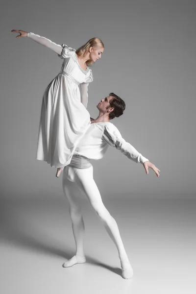 Dos jóvenes bailarines de ballet practicando. atractivas bailarinas en blanco —  Fotos de Stock