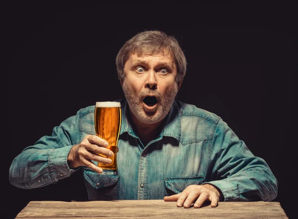 The enchanted and emotional fan with glass of beer — Stock Photo, Image