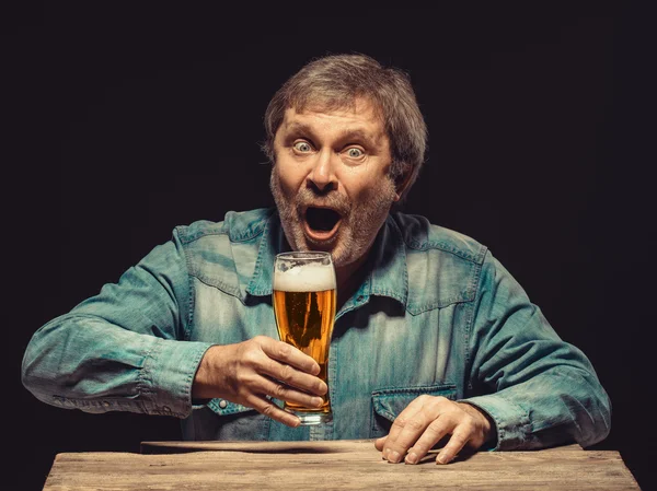 The screaming man in denim shirt with glass of beer — Stock Photo, Image