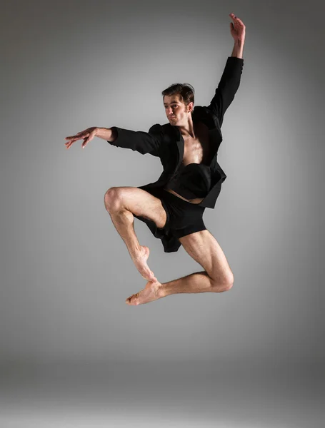 La joven y atractiva bailarina de ballet moderna saltando sobre fondo blanco — Foto de Stock