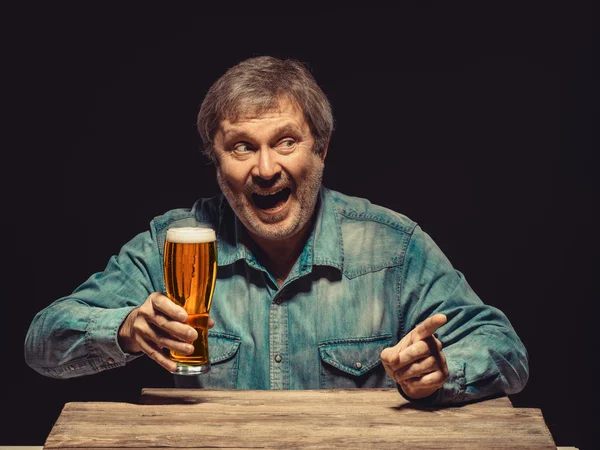 The screaming man in denim shirt with glass of beer — Stock Photo, Image