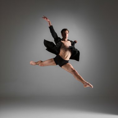 Beyaz arka plan üzerinde atlama genç çekici modern bale dansçısı