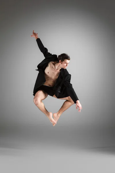 La joven y atractiva bailarina de ballet moderna saltando sobre fondo blanco — Foto de Stock