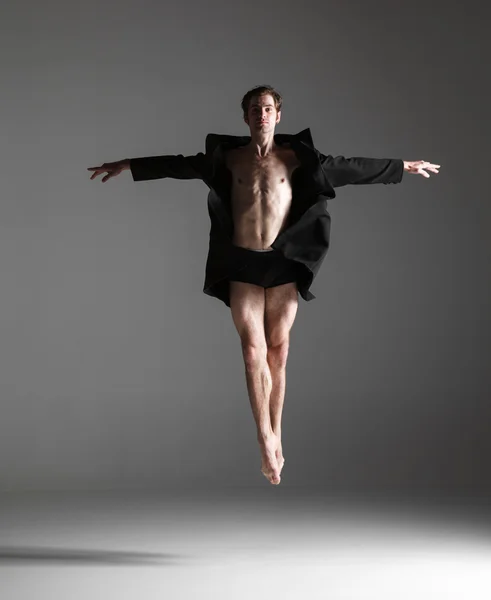 La joven y atractiva bailarina de ballet moderna saltando sobre fondo blanco — Foto de Stock