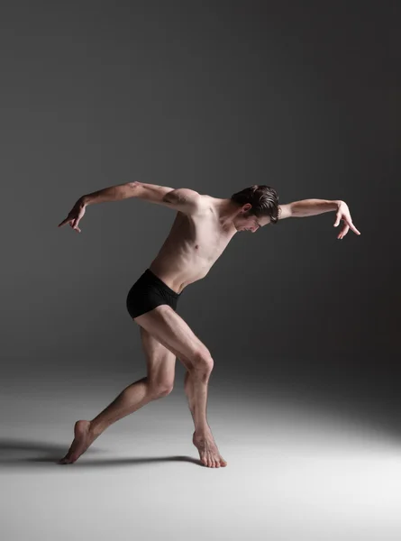 O jovem atraente bailarino moderno no fundo branco — Fotografia de Stock