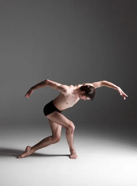 O jovem atraente bailarino moderno no fundo branco — Fotografia de Stock