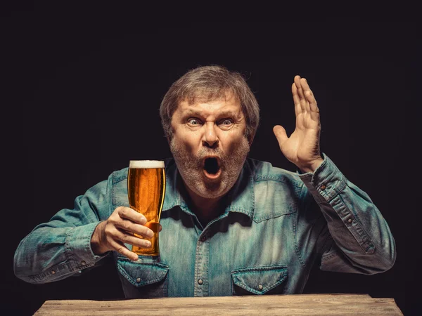 Förtrollade och känslomässiga fläkten med glas öl — Stockfoto