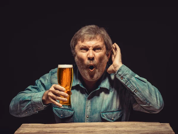 Зачарований і емоційний фанат зі склянкою пива — стокове фото