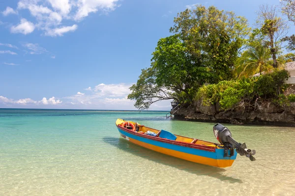 Fish boat on the paradise beach — Stock Photo, Image