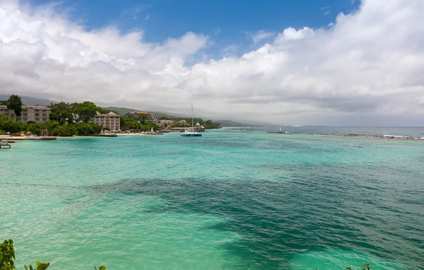 Pláž na tropickém ostrově. jasně modré vody a nebe — Stock fotografie