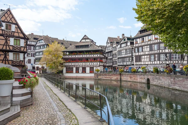 Straatsburg, water aquaduct in petite france gebied — Stockfoto