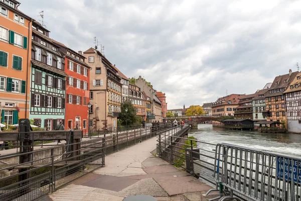 Straatsburg, water aquaduct in petite france gebied — Stockfoto