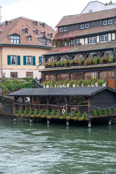 Страсбург, водный канал в районе Петит-Франс — стоковое фото