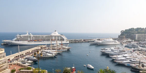 MONTE CARLO, MONACO - SETEMBRO 20, 2008: Vista sobre Port Hercules com iates de luxo e um navio de cruzeiro REGENT em Monte Carlo, Mônaco . — Fotografia de Stock