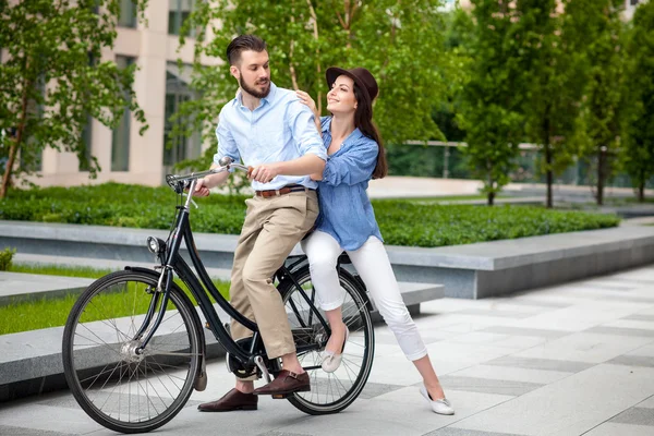 Młoda para siedzi na rowerze — Zdjęcie stockowe