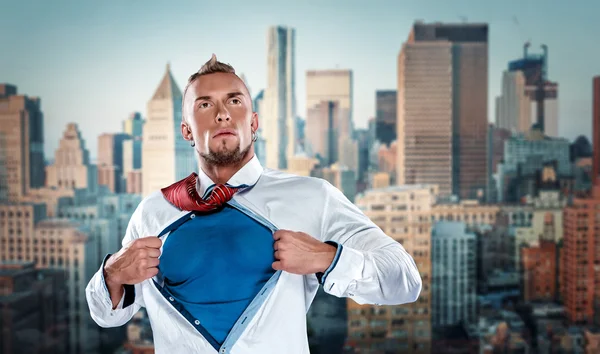 Hombre de negocios actuando como super héroe y arrancándose la camisa — Foto de Stock