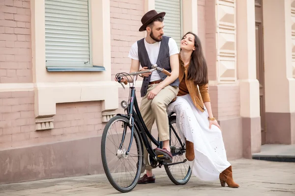젊은 부부는 벽에 자전거에 앉아 — 스톡 사진