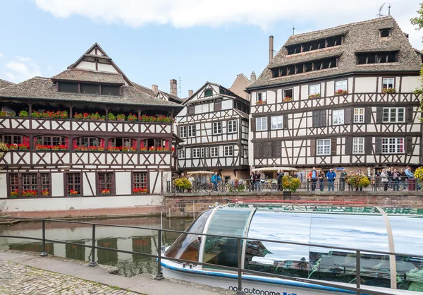 STRASBOURG, FRANCE - SEPTEMBER 26 2008: Strasbourg, water canal in Petite France area. timbered houses and trees in  Alsace, France. in the foreground water bus — Stock Photo, Image